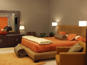Ambiente Dormitorio con sofá y estantería